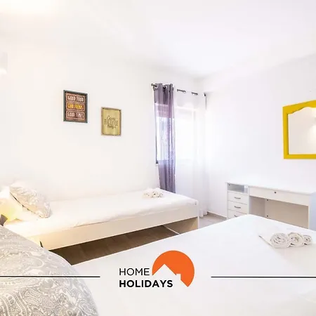 #112 Oura Flat By Holidays Apartamento *